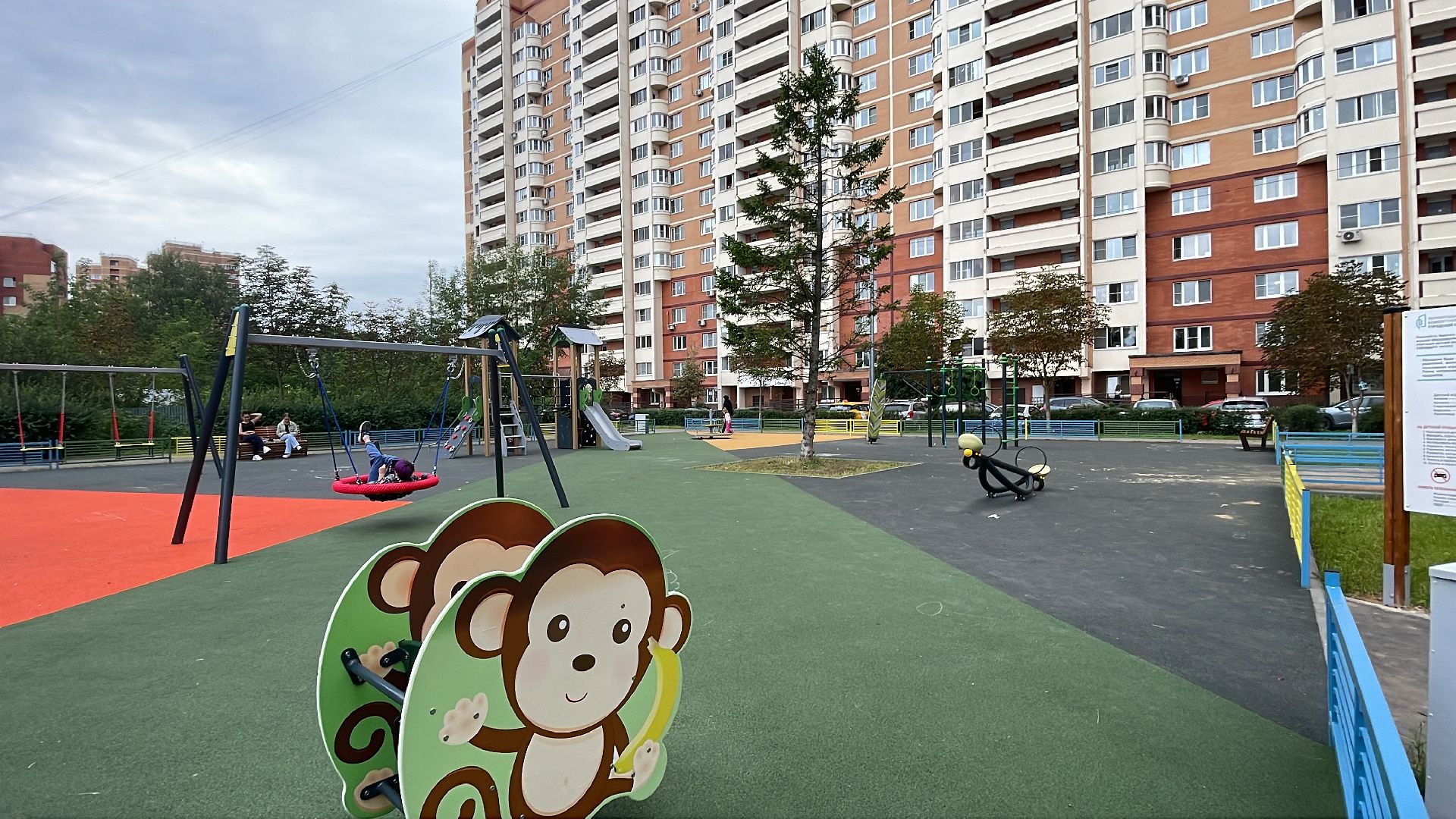 Голицыно, Одинцово, благоустройство, детская площадка, ёлка, качели, горка,