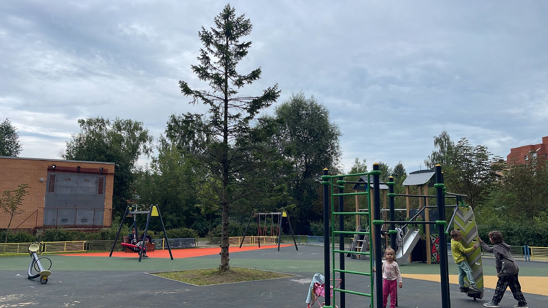 Голицыно, Одинцово, благоустройство, детская площадка, ёлка, качели, горка,