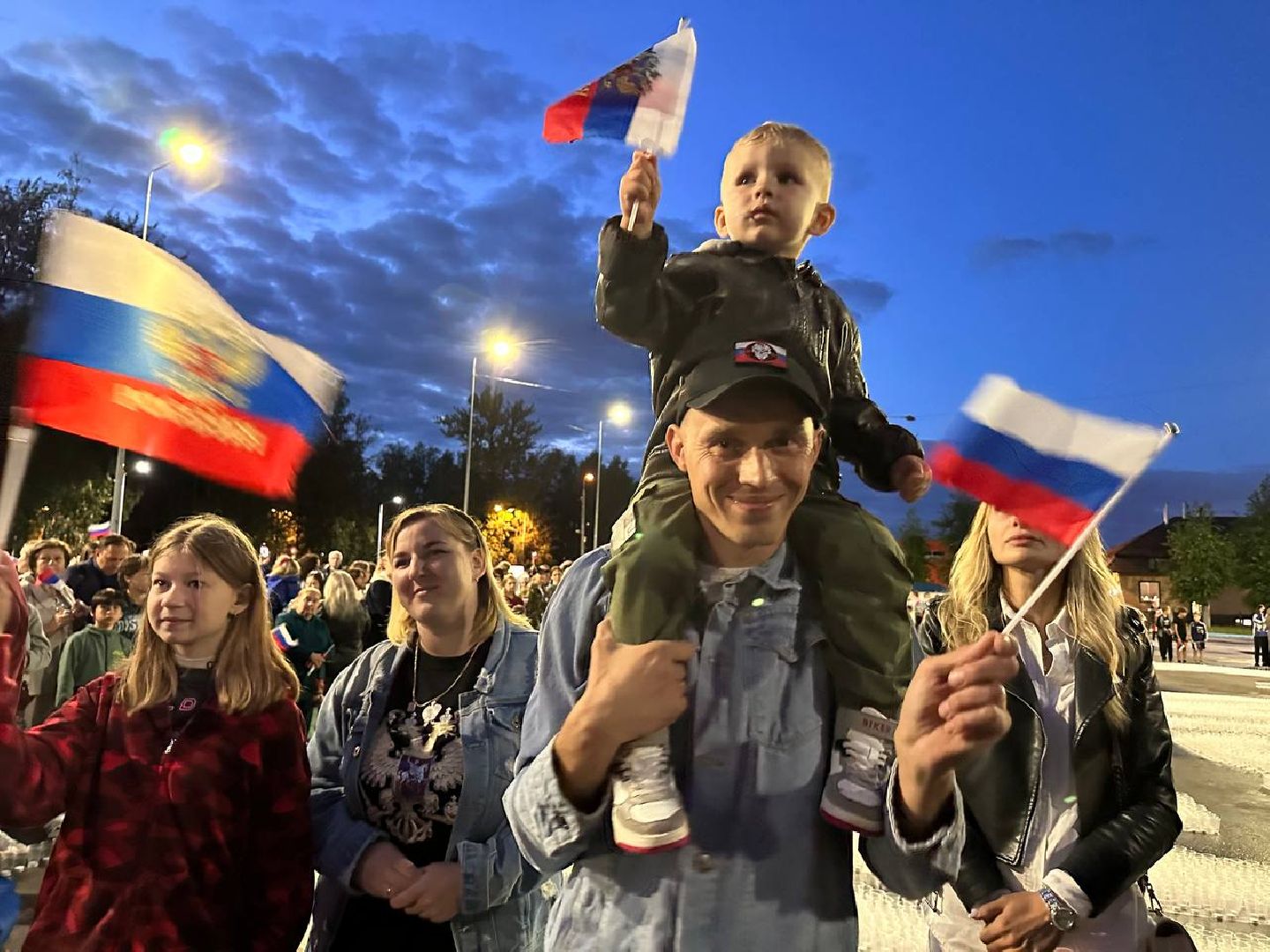 Муза Подмосковья, огненное панно, День флага России