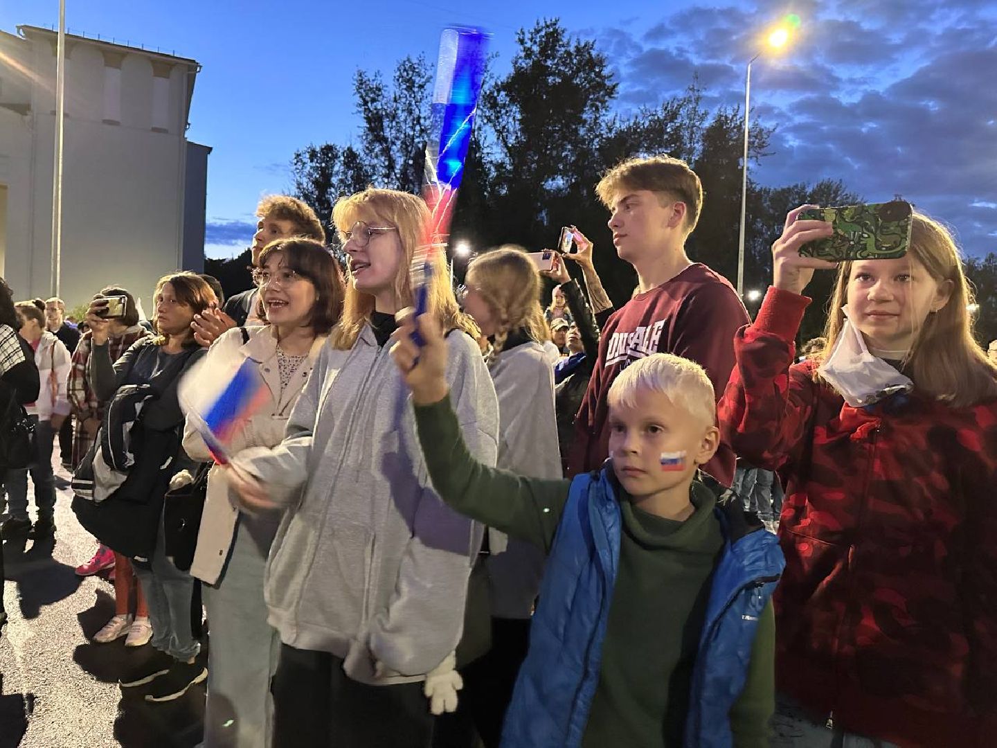 Муза Подмосковья, огненное панно, День флага России