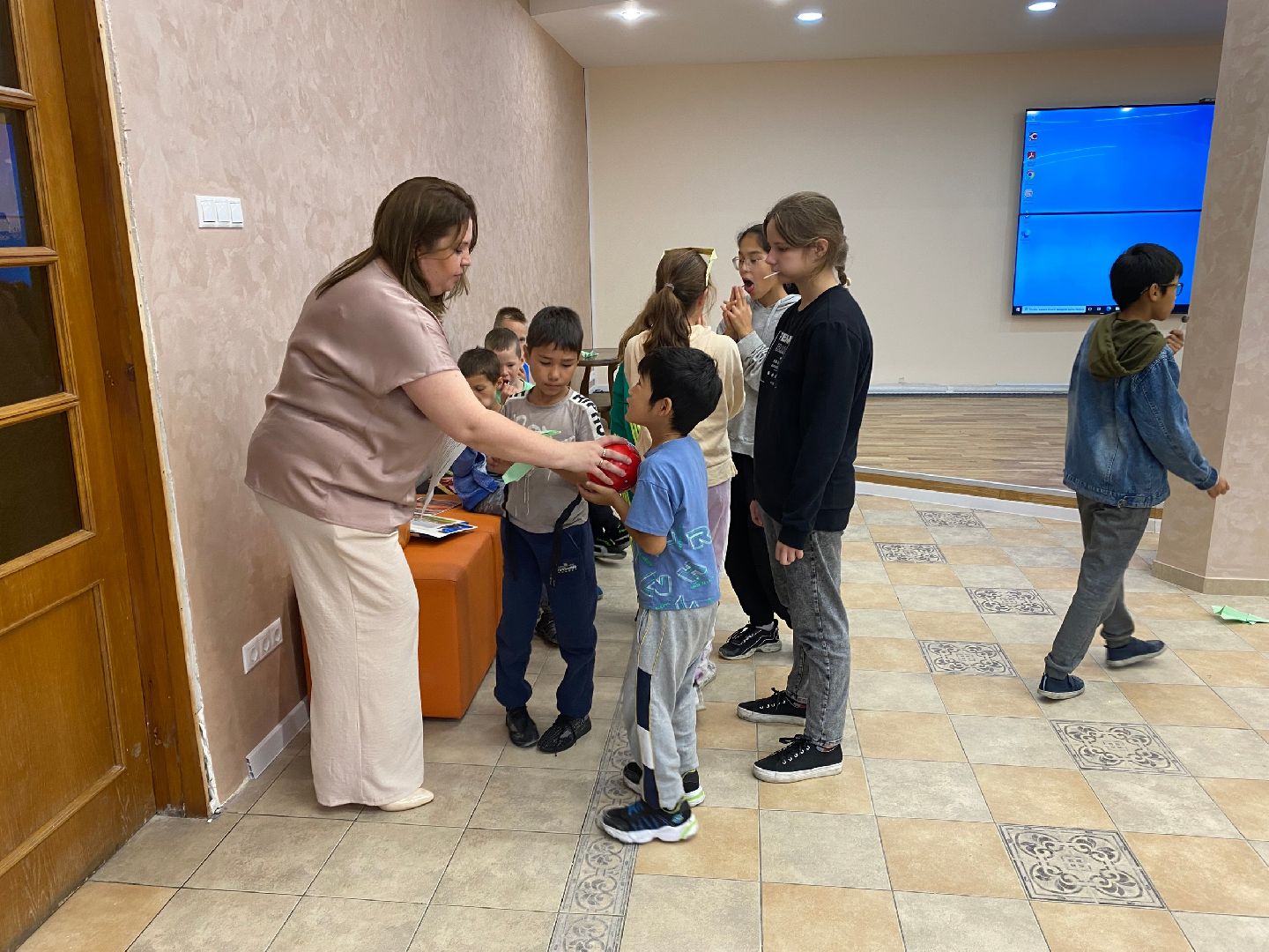 библиотека; видное; день открытых дверей; досуг; знания