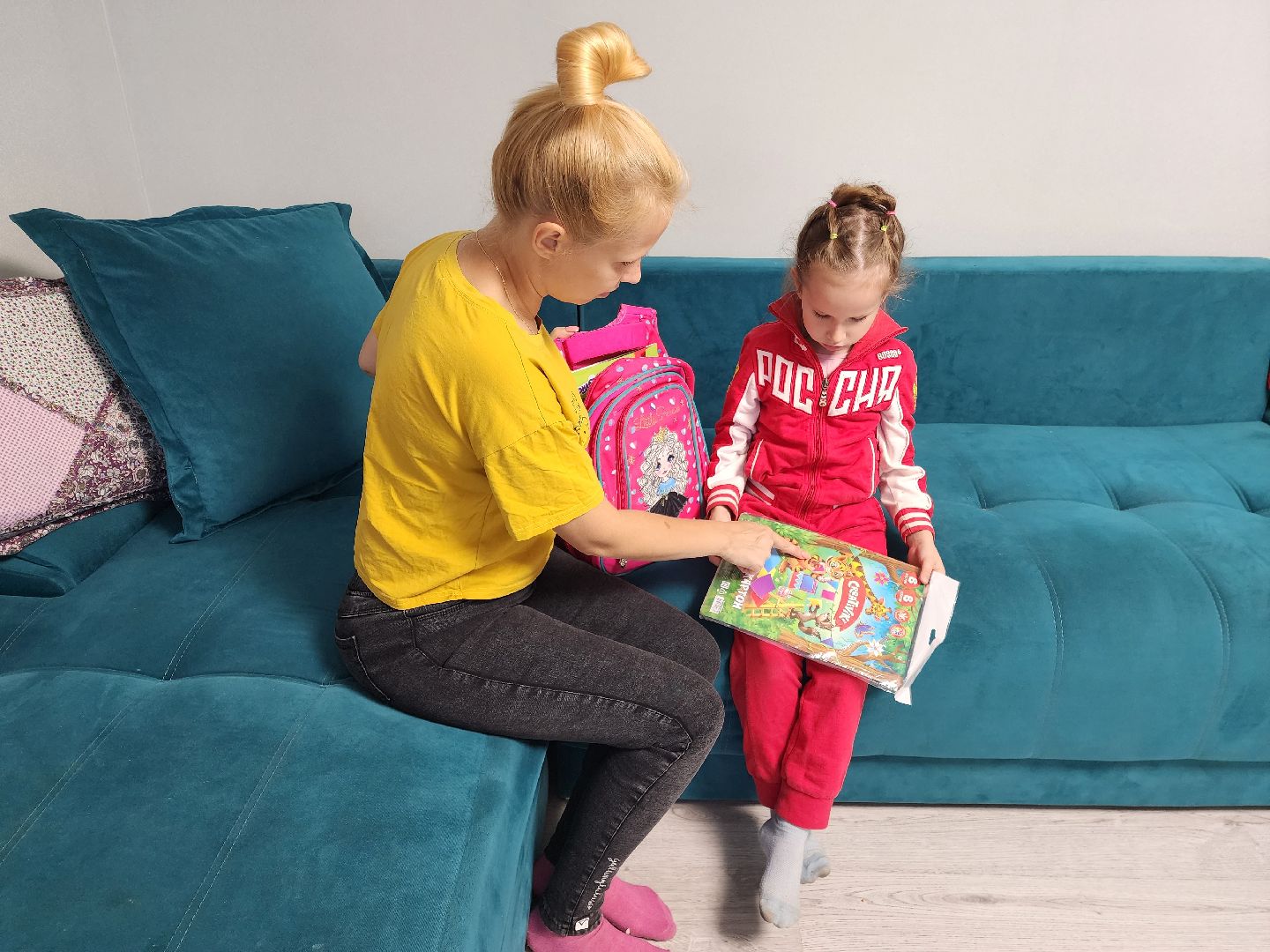 Раменское, образование, подарки многодетным семьям к 1 сентября, первокласснице подарили портфель мечты