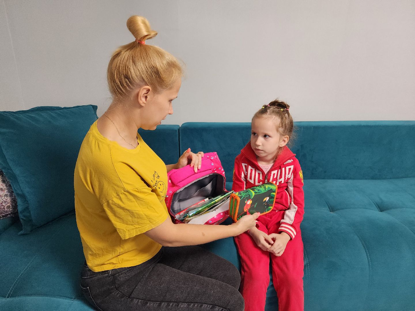 Раменское, образование, подарки многодетным семьям к 1 сентября, первокласснице подарили портфель мечты