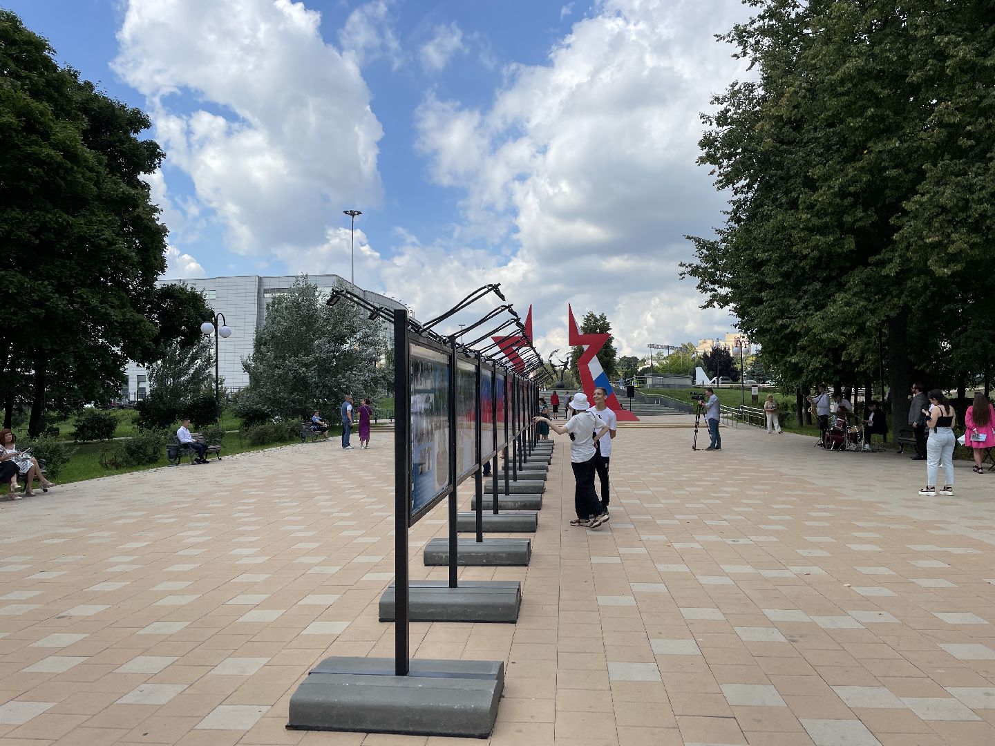 Парк, выставка, скульптор, жители