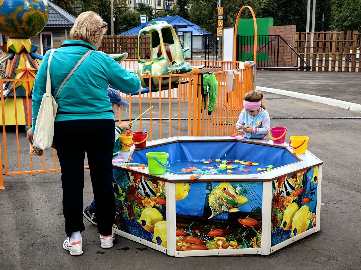 Парк, аттракционы, дети, батутзвездный городок,