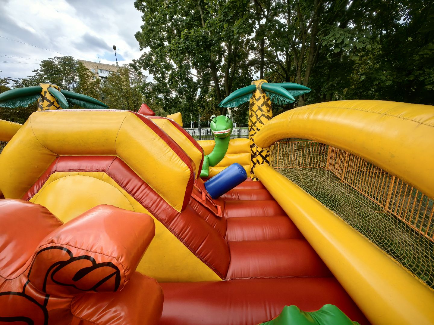 Парк, аттракционы, дети, батутзвездный городок,