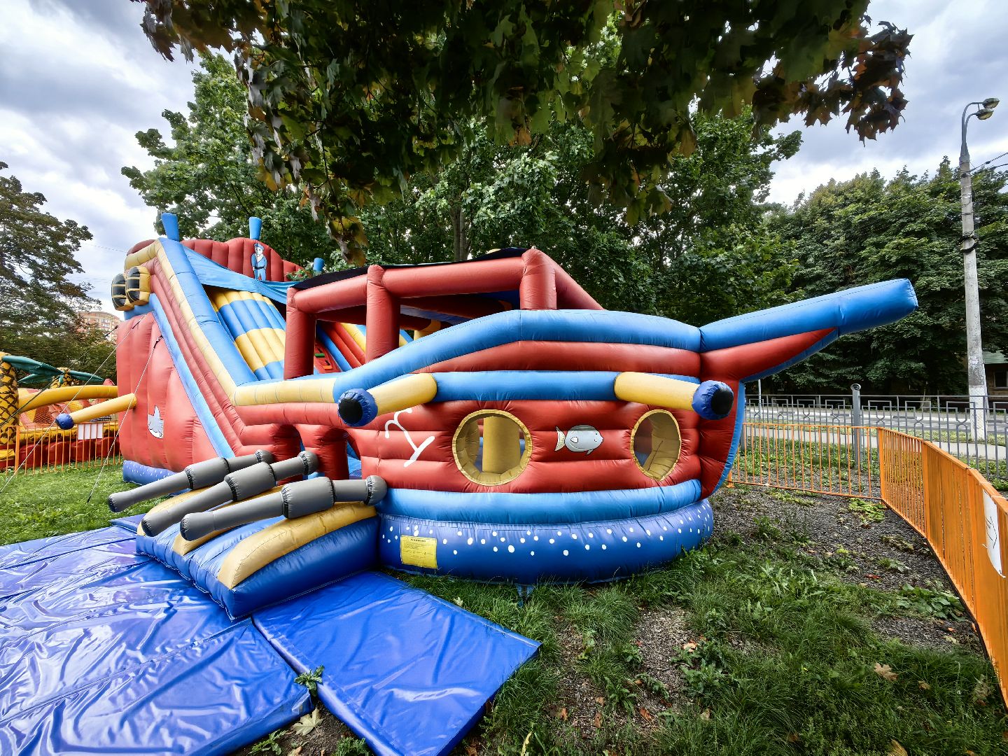 Парк, аттракционы, дети, батутзвездный городок,