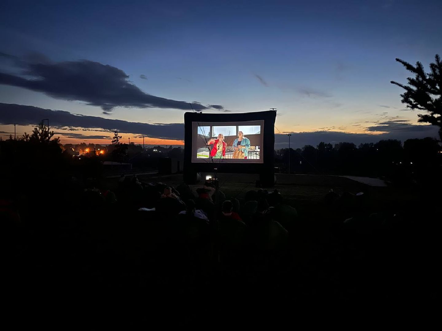 Можайск, Можайский городской округ, Подмосковье, парк, кино, жители, кинопоказы, кинотеатр, небо, улица