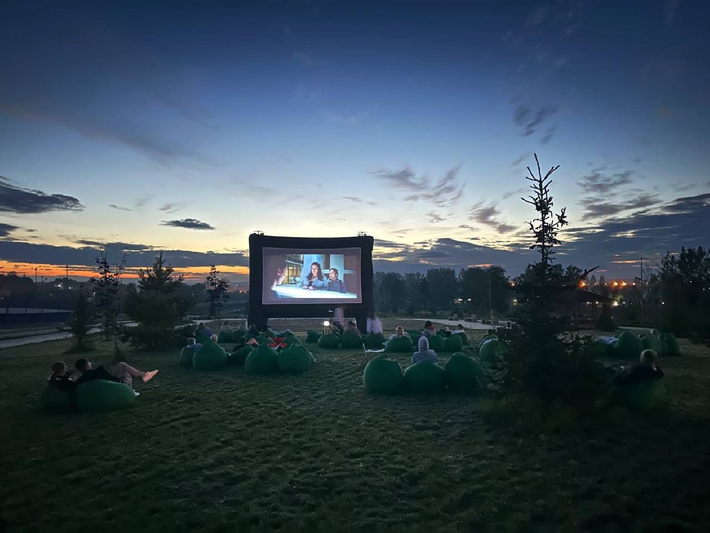 Можайск, Можайский городской округ, Подмосковье, парк, кино, жители, кинопоказы, кинотеатр, небо, улица