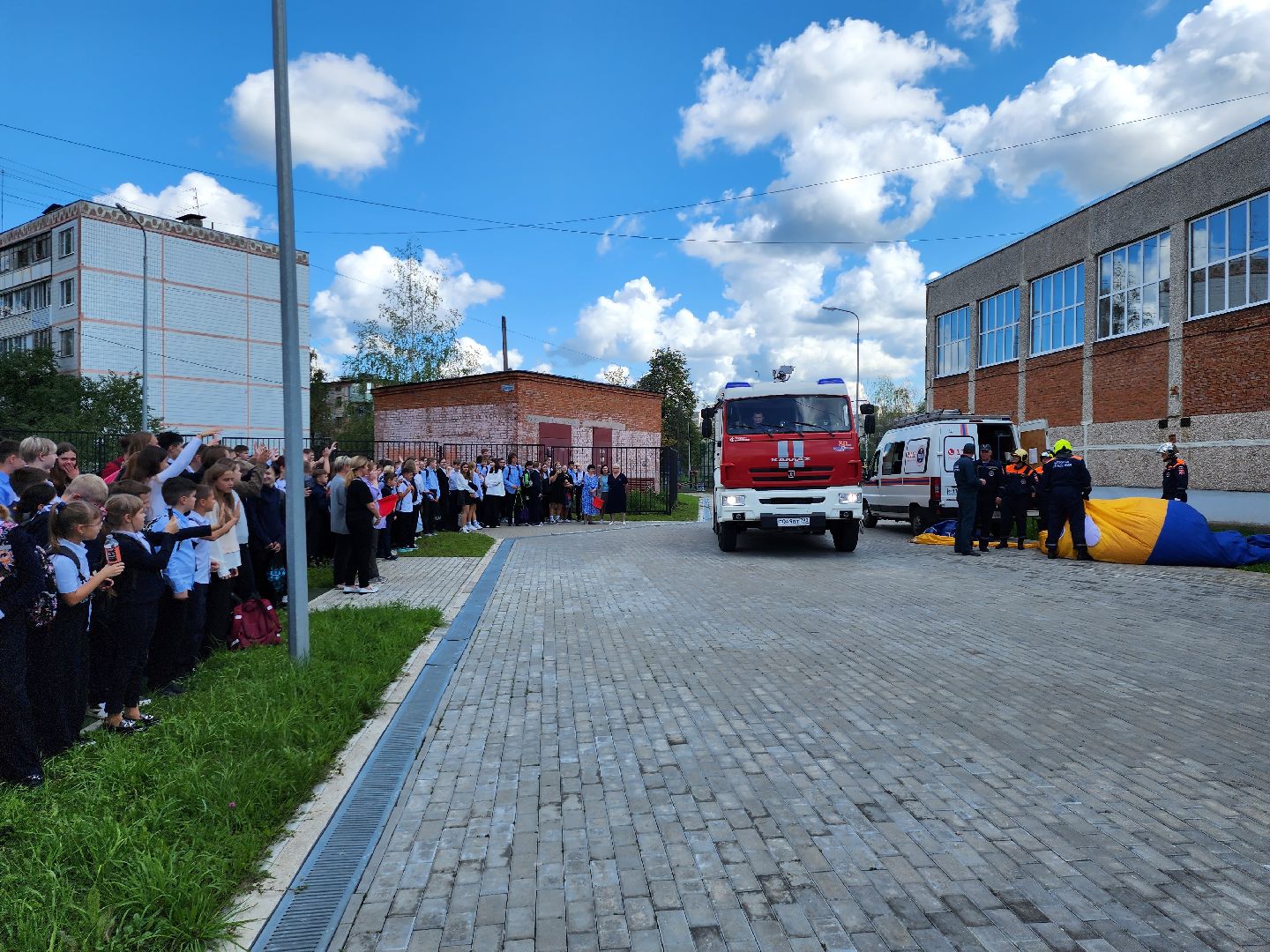 Серпухов, Подмосковье, эвакуация, дети, школа, спасатели, пожарные