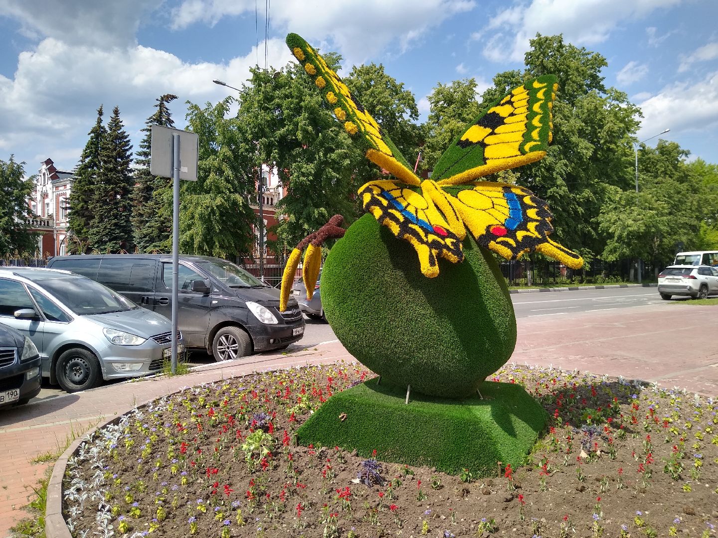 Раменское, благоустройство, топиарные бабочки в Раменском