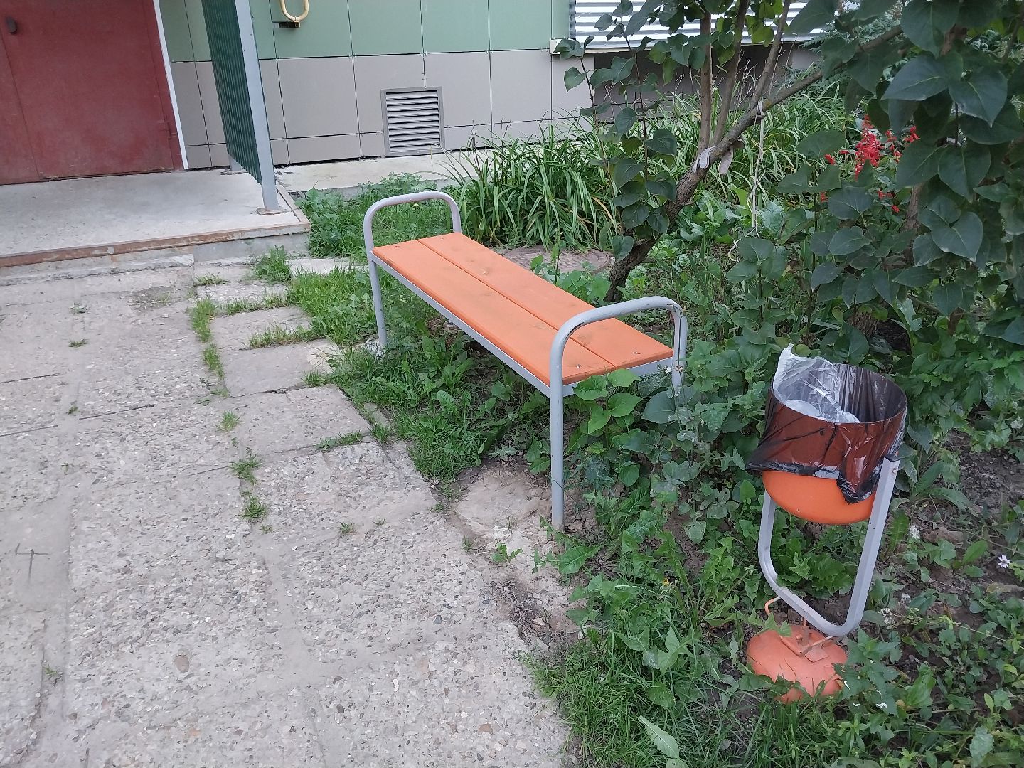 Коломна, благоустройство, лавочки, урны, двор