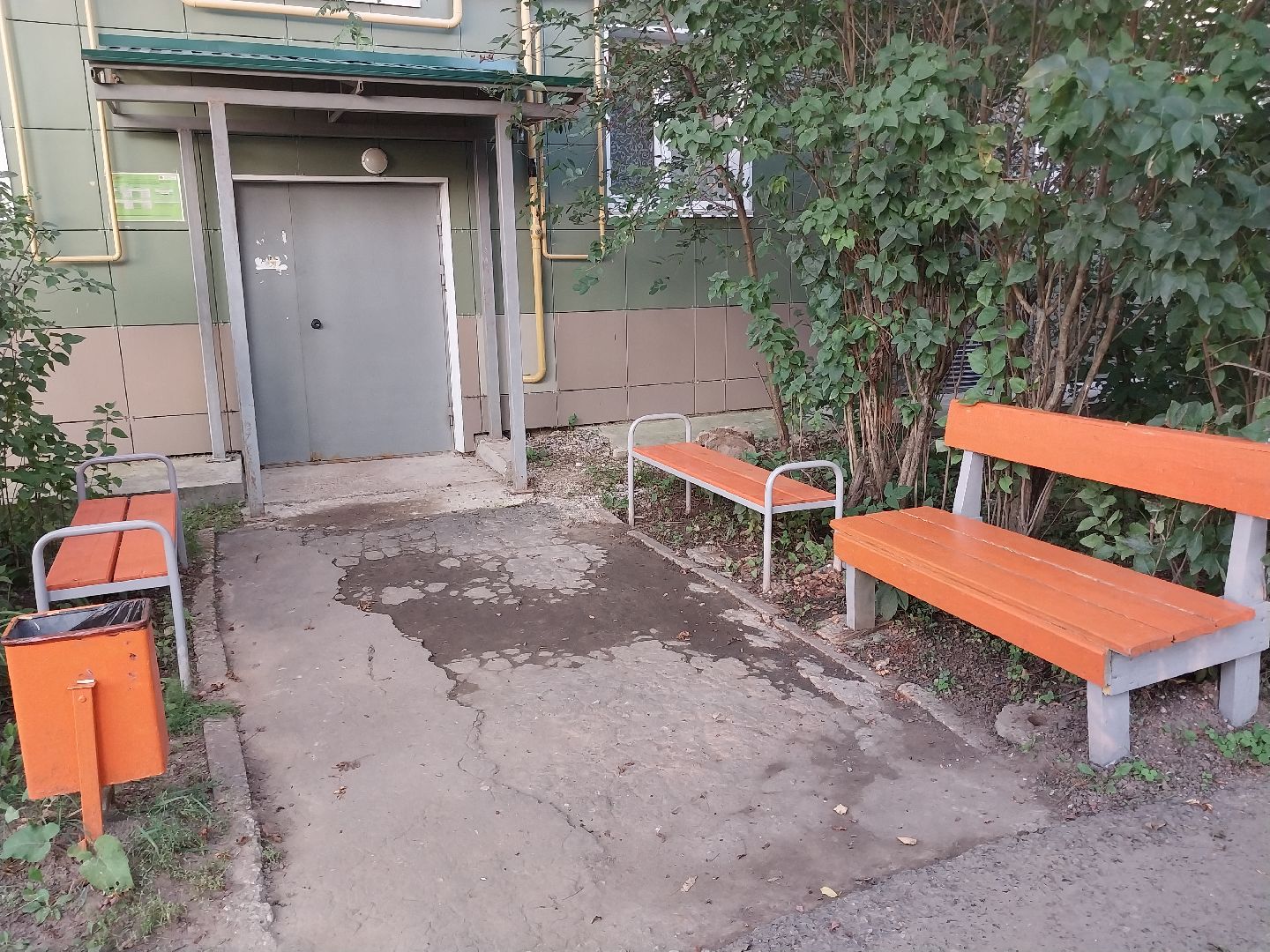 Коломна, благоустройство, лавочки, урны, двор