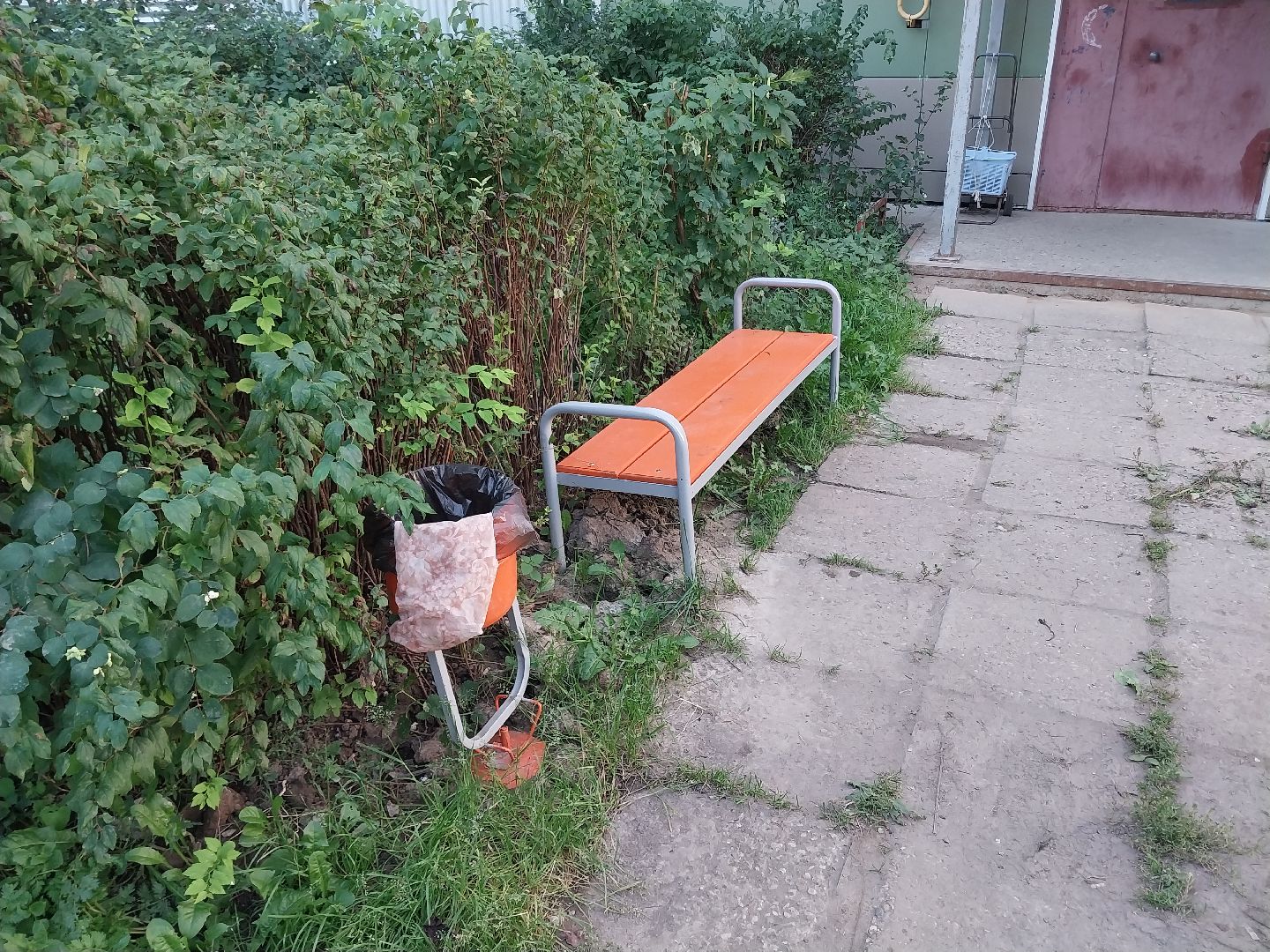 Коломна, благоустройство, лавочки, урны, двор