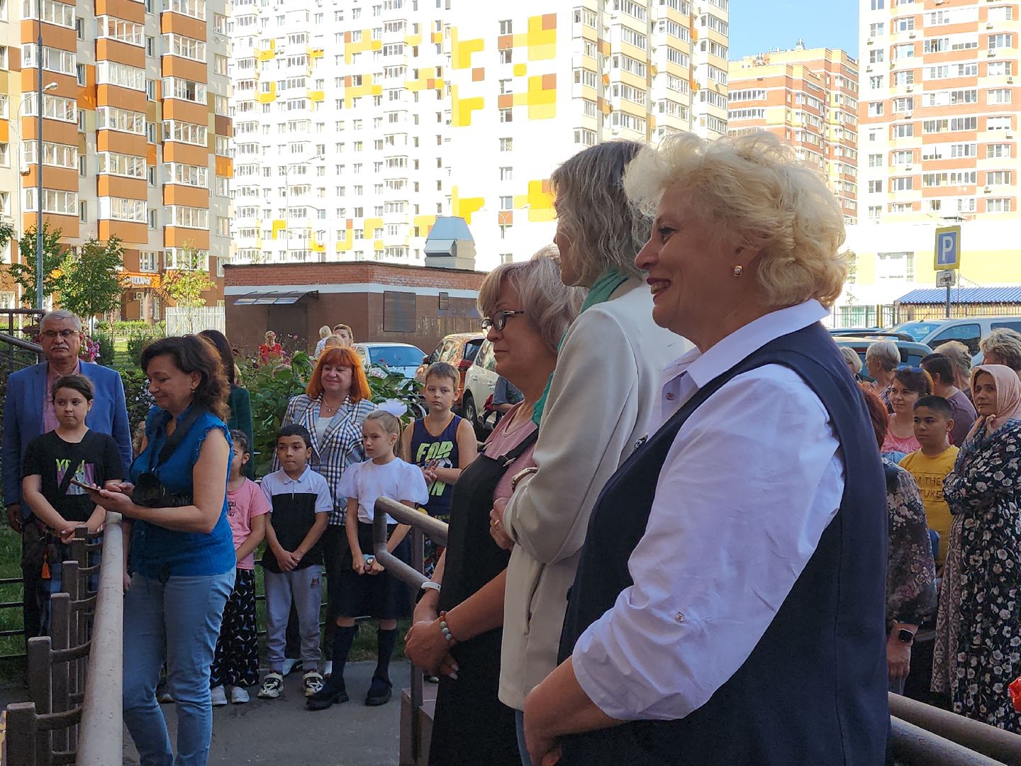 библиотека; досуг; чтение; зелёные аллеи; видное