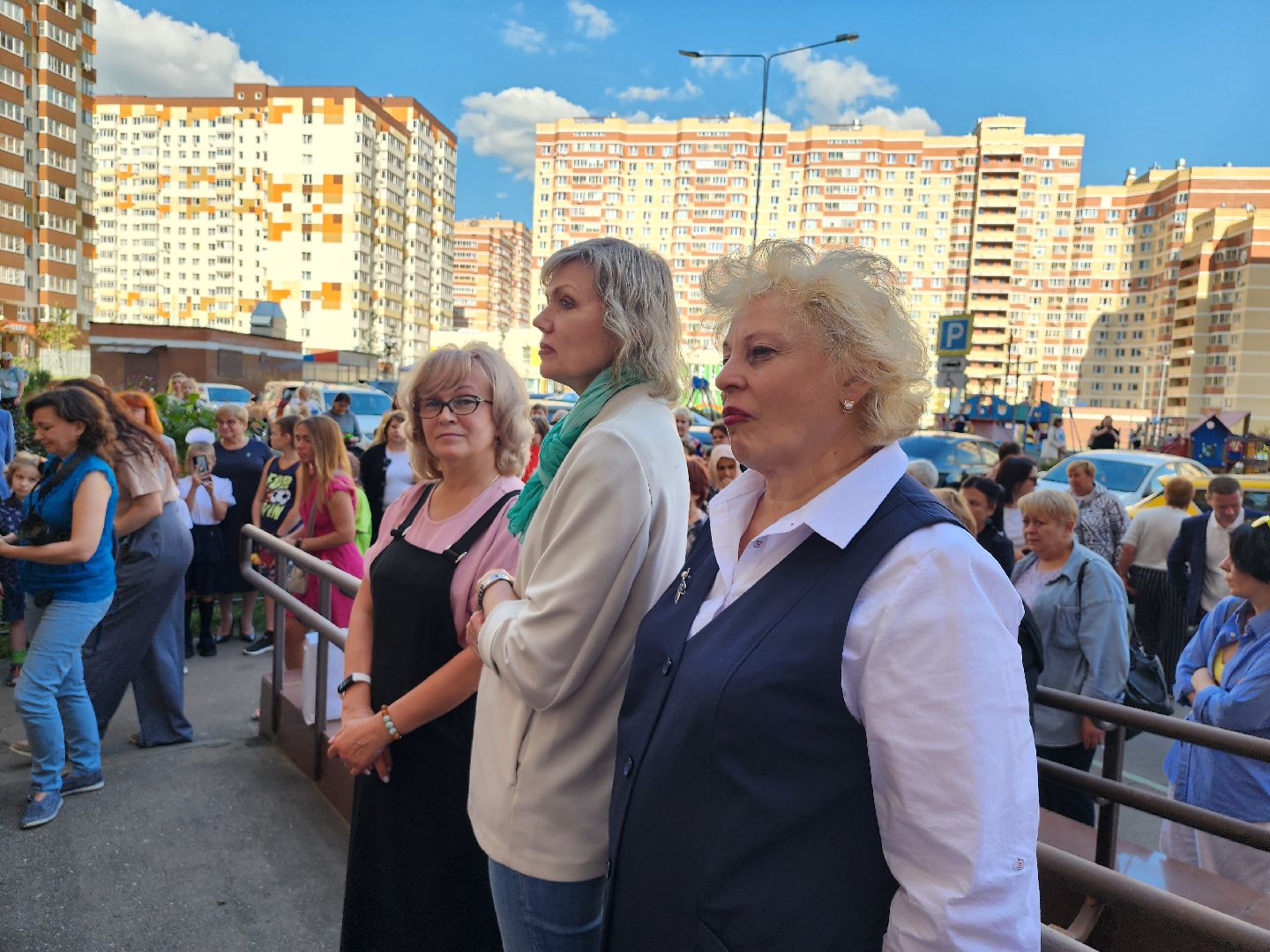 библиотека; досуг; чтение; зелёные аллеи; видное