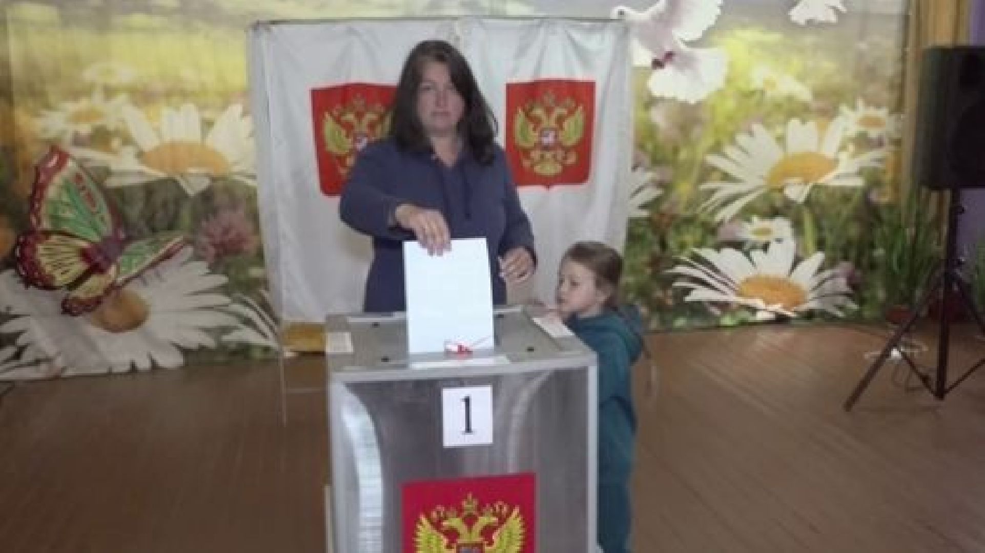 Раменское, выборы, супруга участника СВО проголосовала на избирательном участке в Гжели