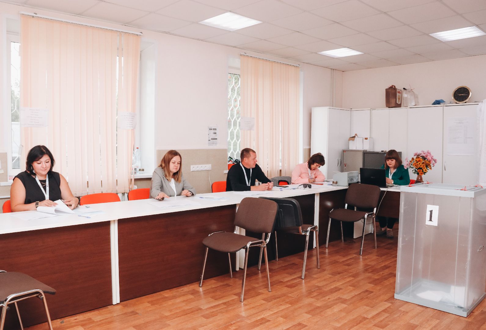 Раменское, выборы, супруга участника СВО проголосовала на избирательном участке в Гжели