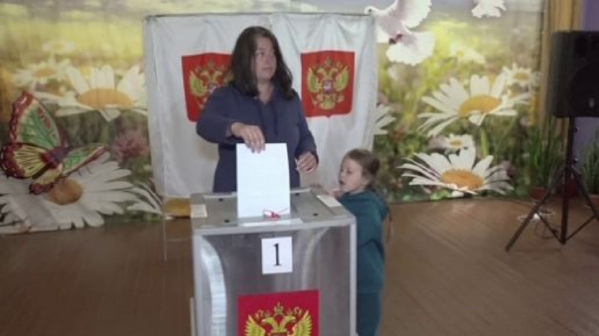 Раменское, выборы, супруга участника СВО проголосовала на избирательном участке в Гжели