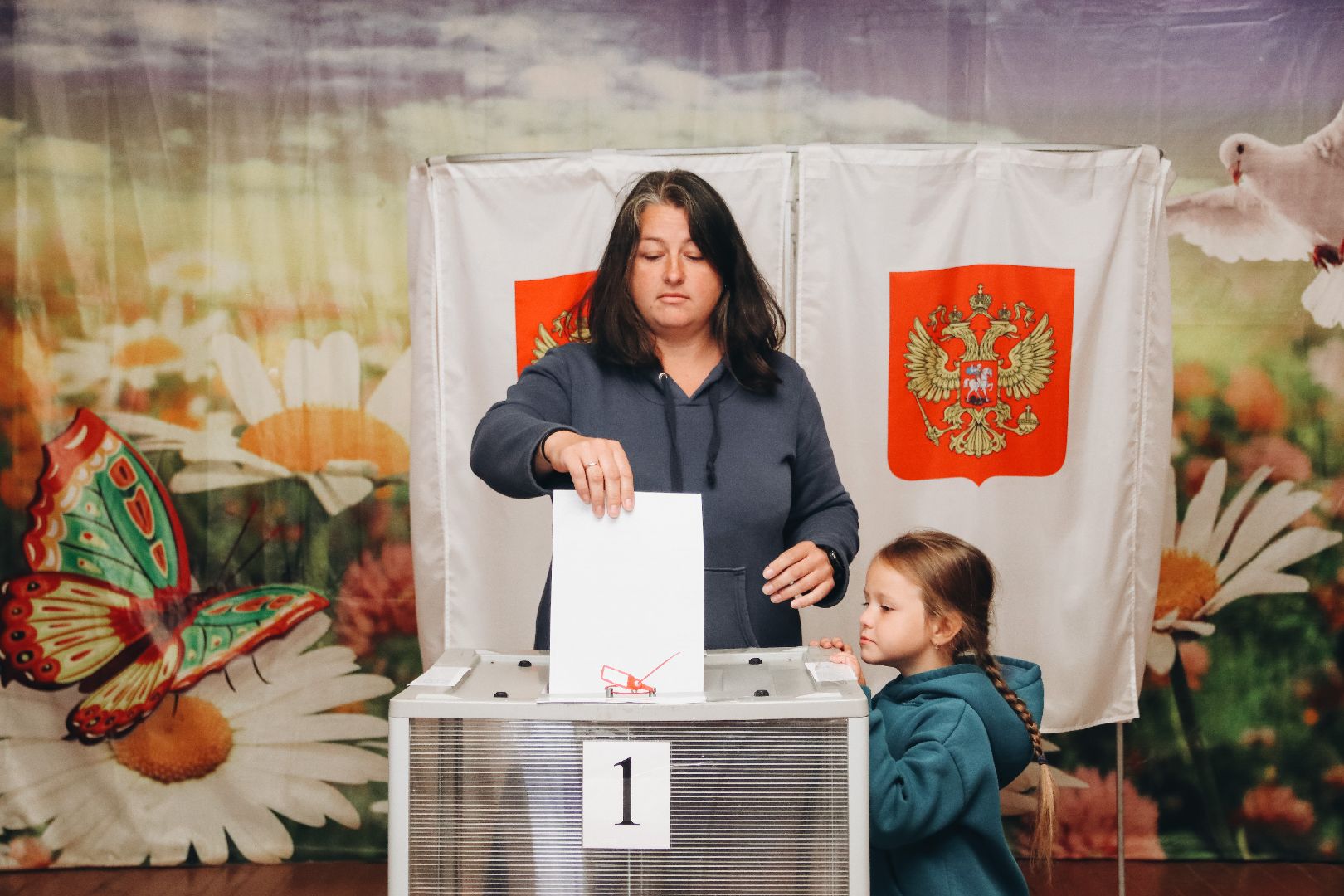 Раменское, выборы, супруга участника СВО проголосовала на избирательном участке в Гжели