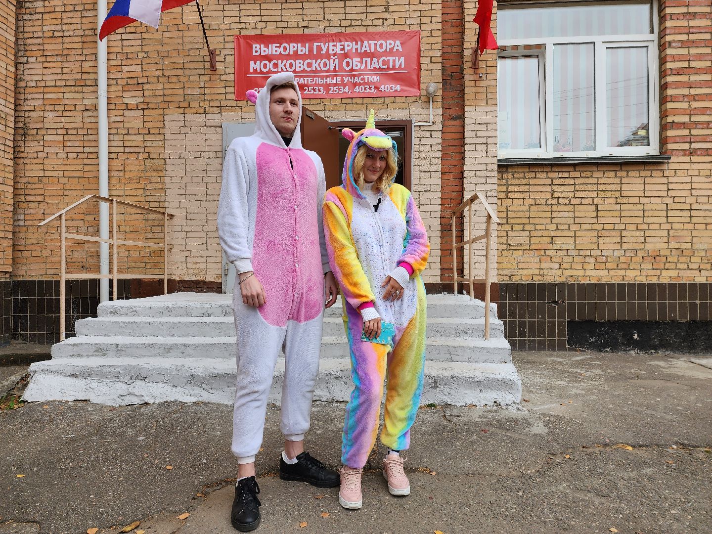 Раменское, выборы, голосующие в костюме единорогов