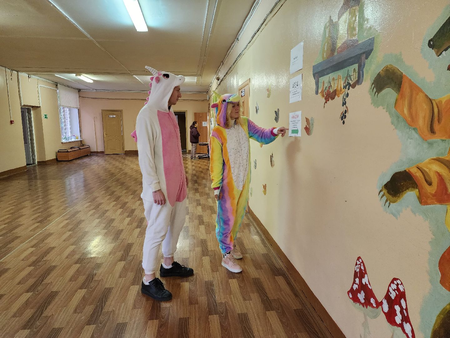 Раменское, выборы, голосующие в костюме единорогов