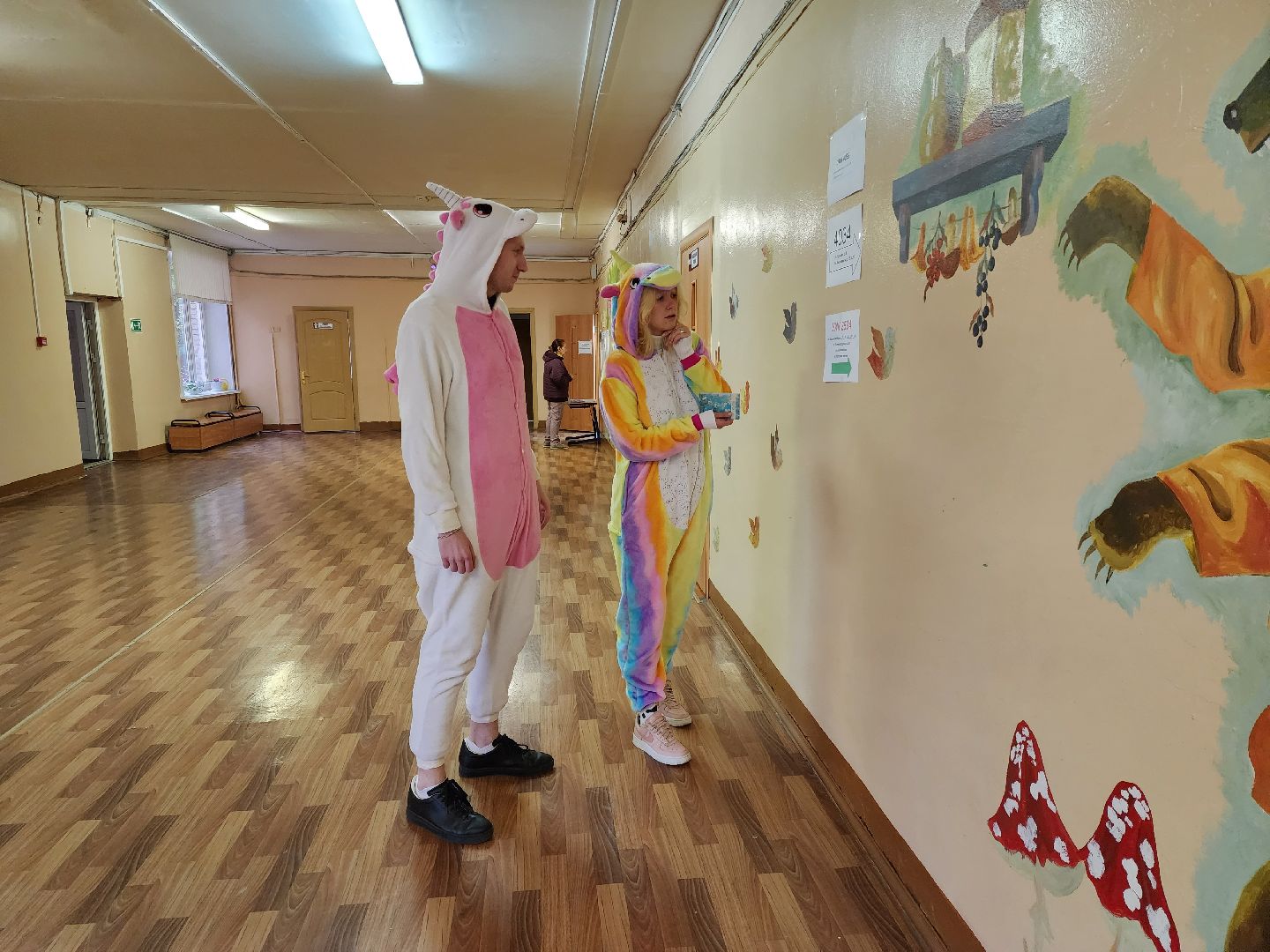 Раменское, выборы, голосующие в костюме единорогов