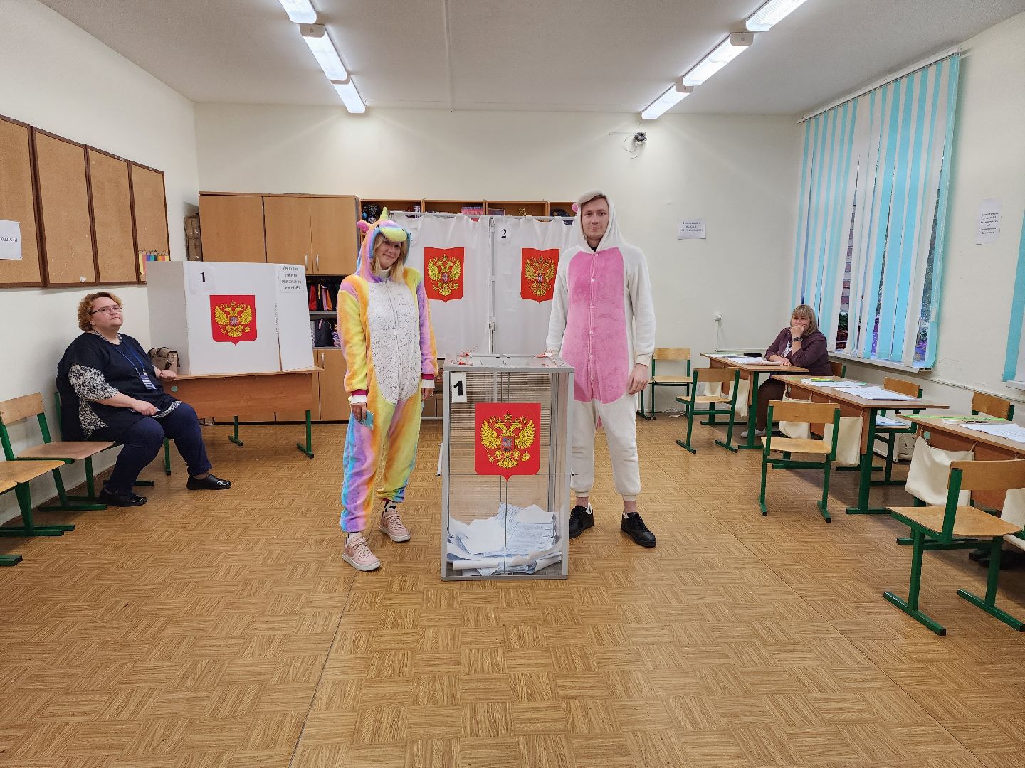 Раменское, выборы, голосующие в костюме единорогов
