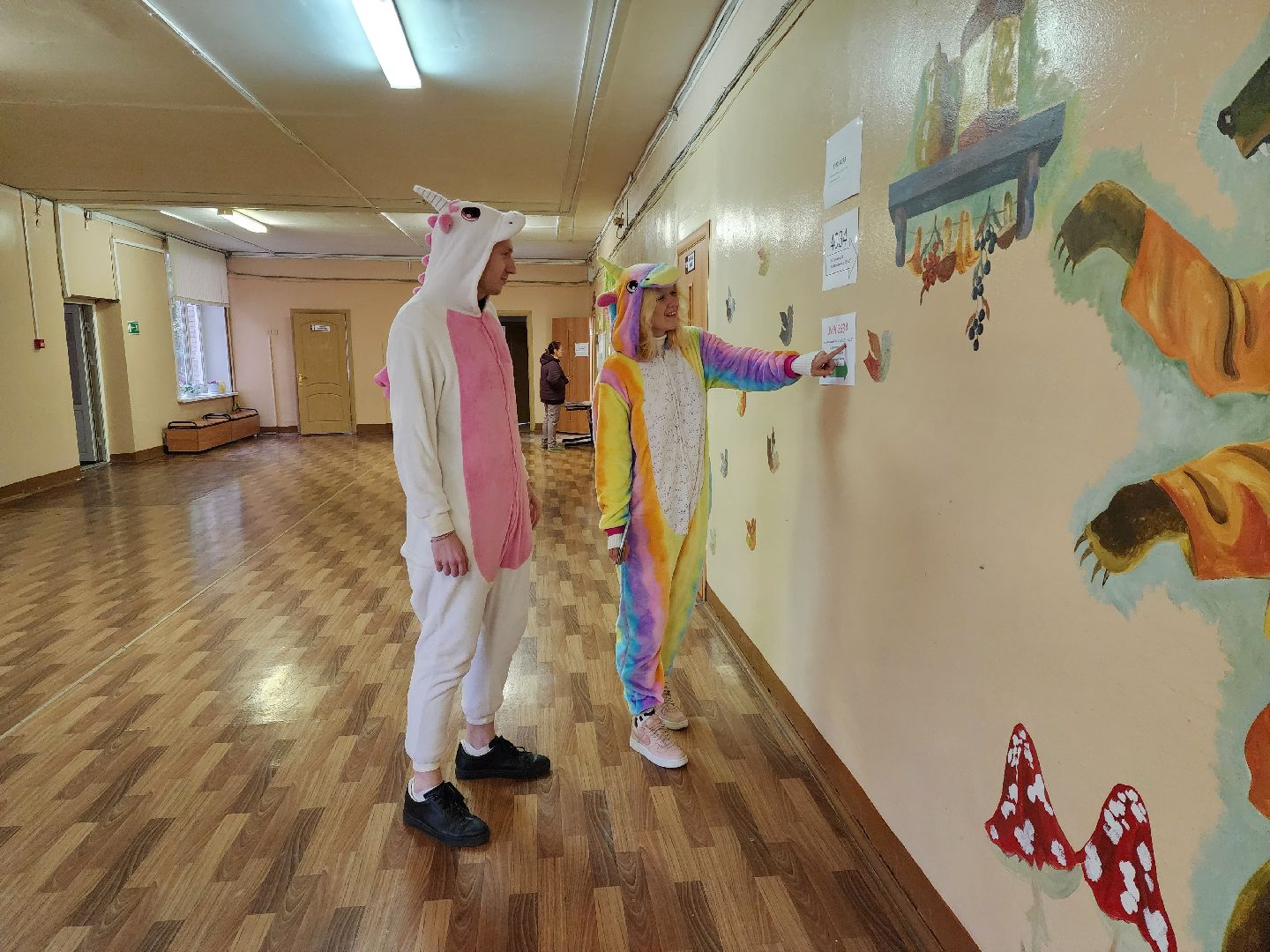 Раменское, выборы, голосующие в костюме единорогов