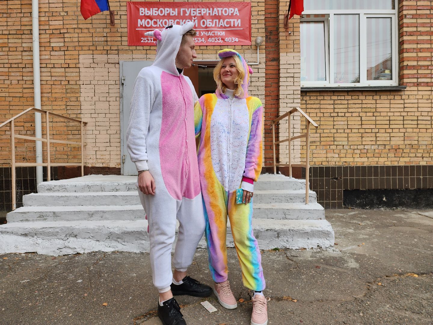 Раменское, выборы, голосующие в костюме единорогов