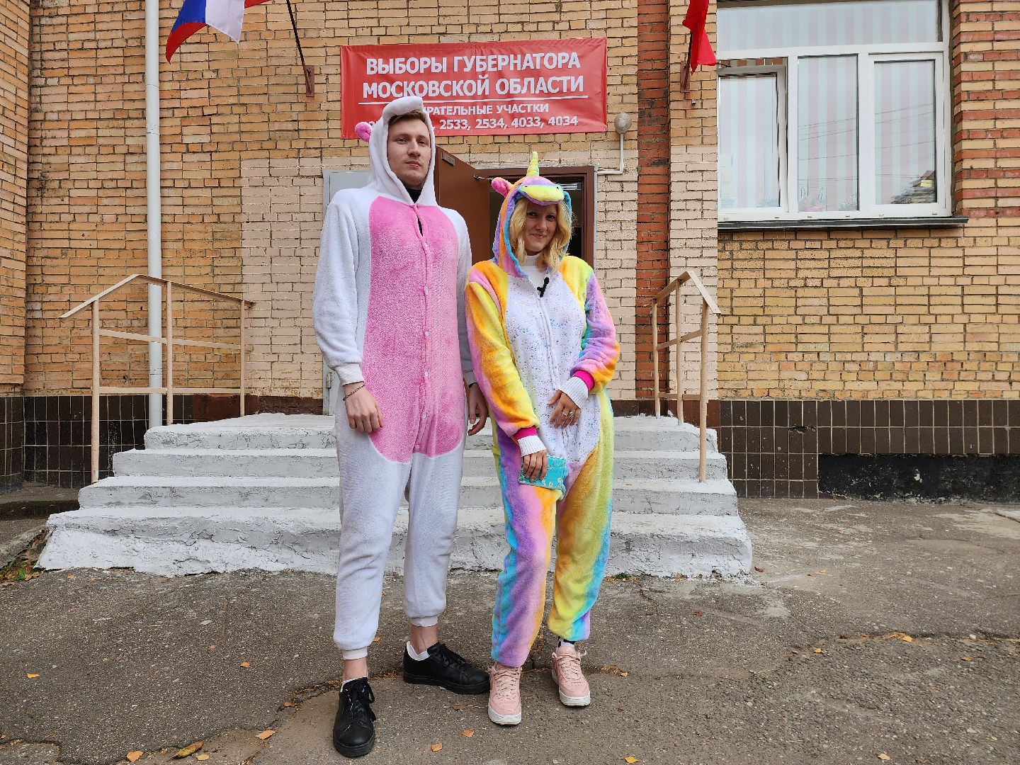Раменское, выборы, голосующие в костюме единорогов