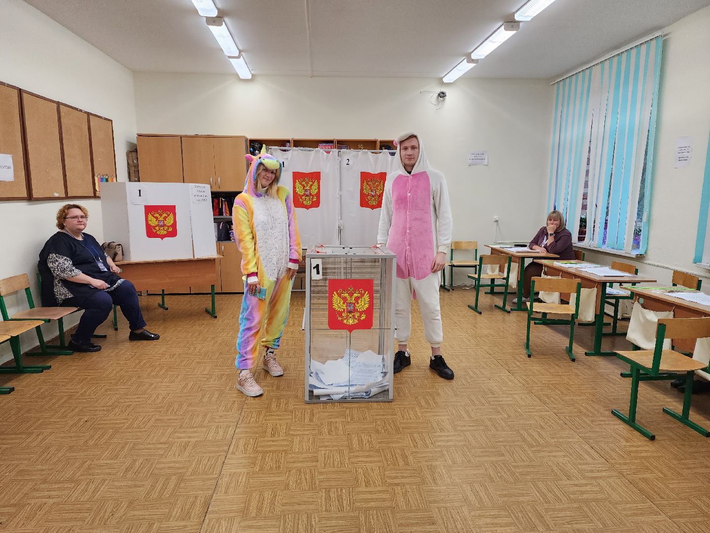Раменское, выборы, голосующие в костюме единорогов
