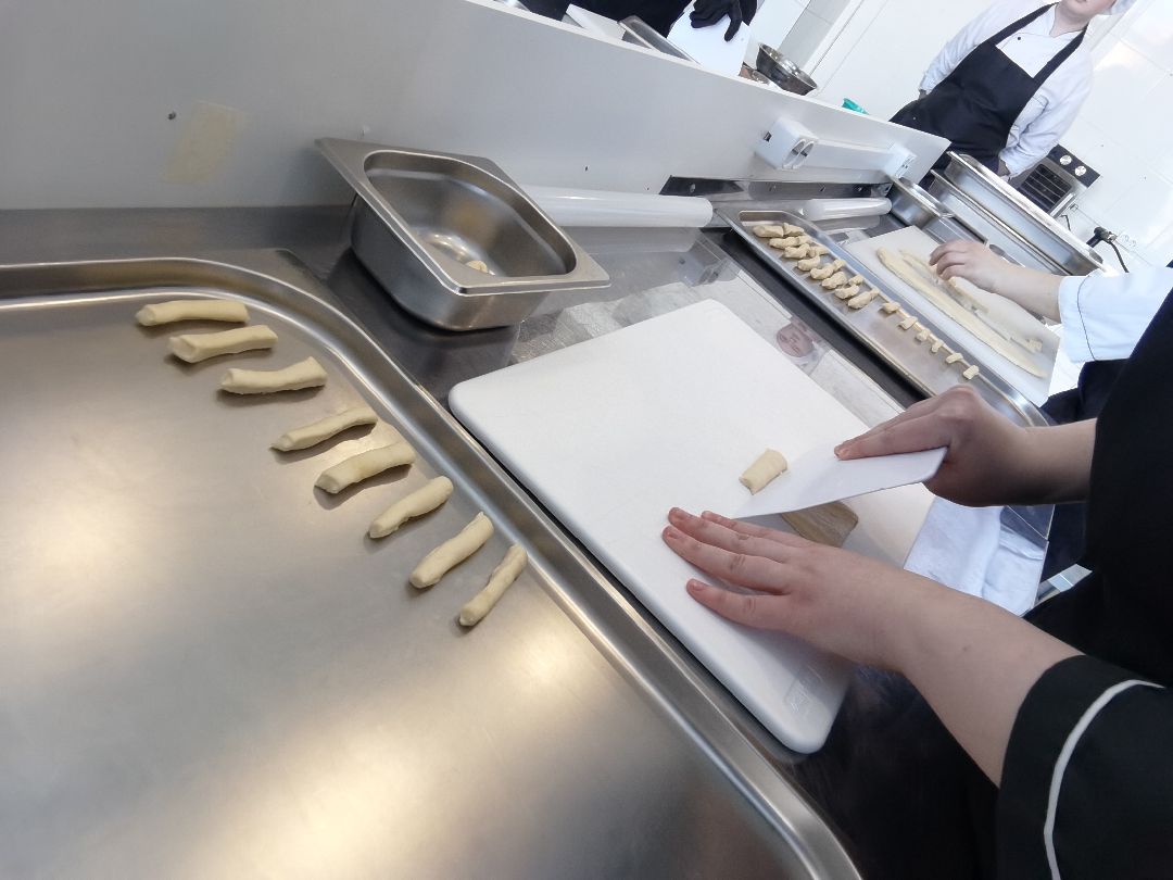 Балашихинский техникум, повара, кондитеры, спецоперация, сухой паёк, помощь военнослужащим, СВО, студенты, хлебные палочки