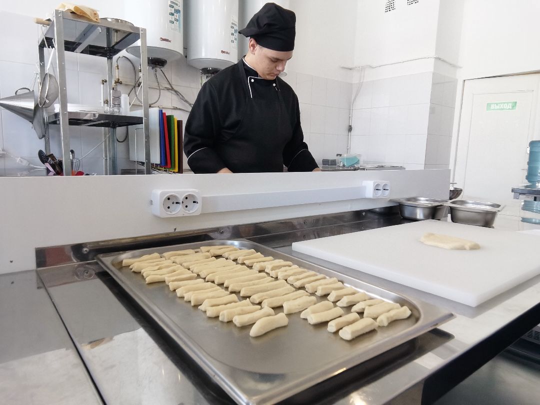 Балашихинский техникум, повара, кондитеры, спецоперация, сухой паёк, помощь военнослужащим, СВО, студенты, хлебные палочки