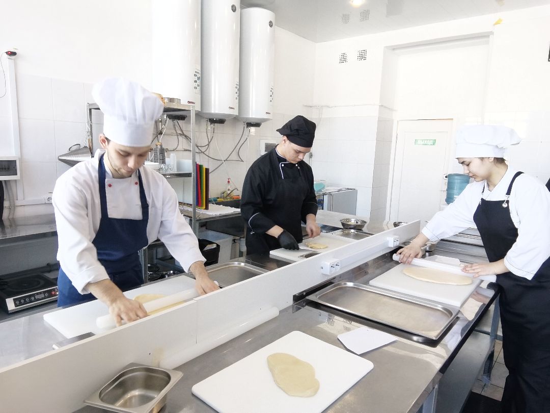 Балашихинский техникум, повара, кондитеры, спецоперация, сухой паёк, помощь военнослужащим, СВО, студенты, хлебные палочки