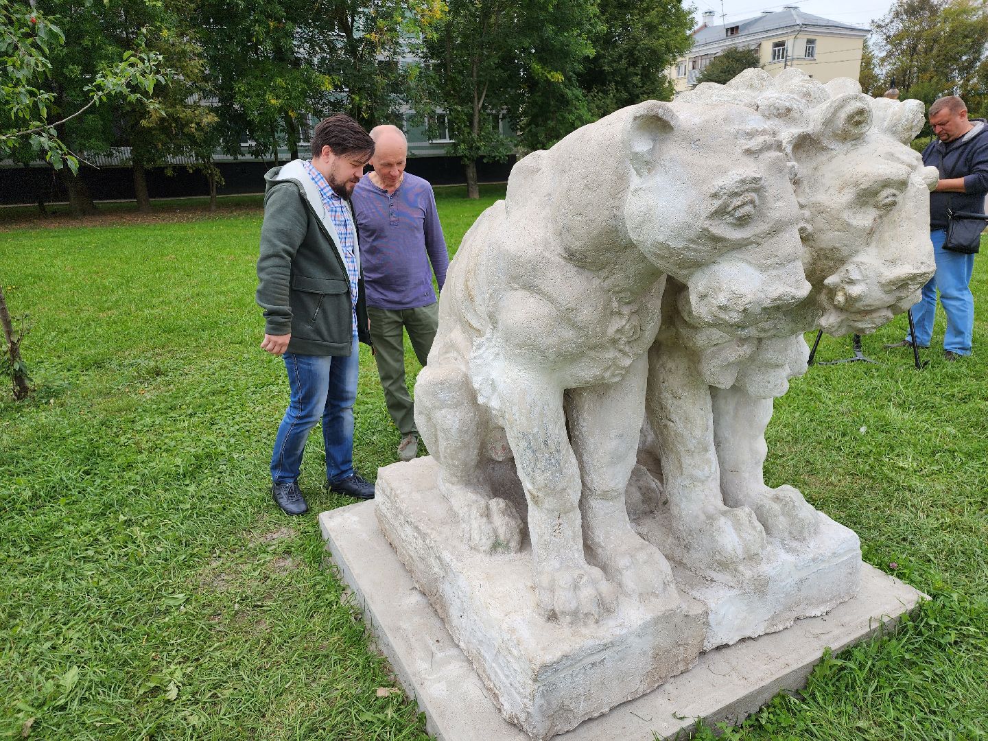 Серпухов, подмосковье, грустные львы, реставрация, сквер, волонтеры,