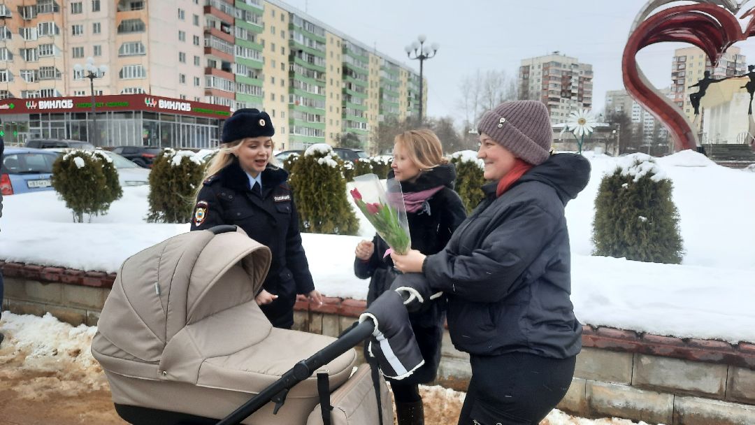 Гибдд, подарок, акция, 8 марта, автоледи, дтп, безопасность, инспектор, ДПС, транспорт, Наро-Фоминск