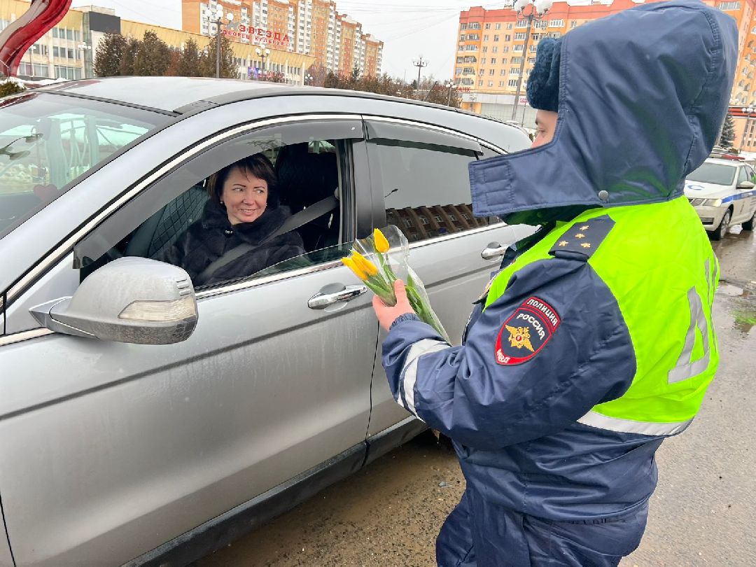 Гибдд, подарок, акция, 8 марта, автоледи, дтп, безопасность, инспектор, ДПС, транспорт, Наро-Фоминск