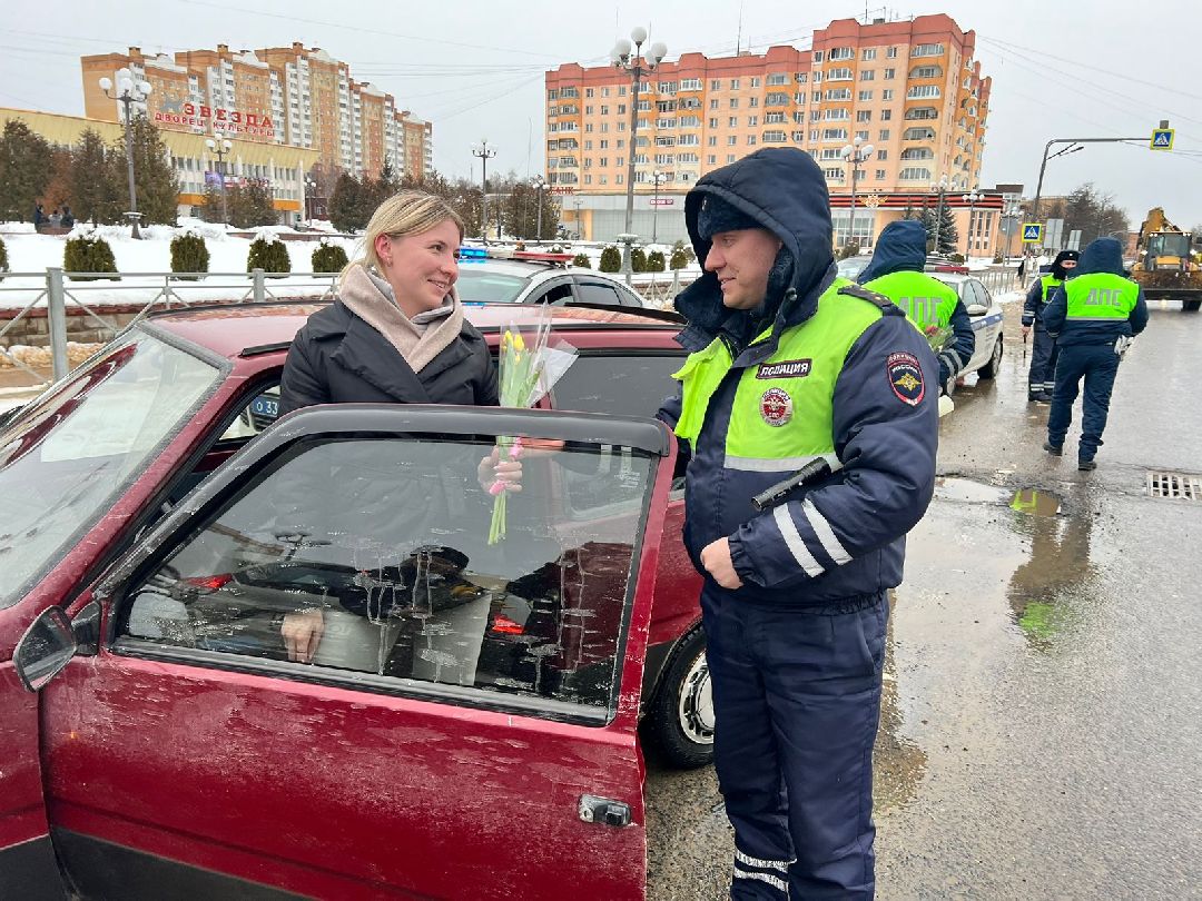 Гибдд, подарок, акция, 8 марта, автоледи, дтп, безопасность, инспектор, ДПС, транспорт, Наро-Фоминск