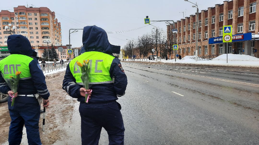 Гибдд, подарок, акция, 8 марта, автоледи, дтп, безопасность, инспектор, ДПС, транспорт, Наро-Фоминск