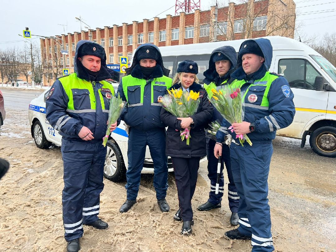 Гибдд, подарок, акция, 8 марта, автоледи, дтп, безопасность, инспектор, ДПС, транспорт, Наро-Фоминск