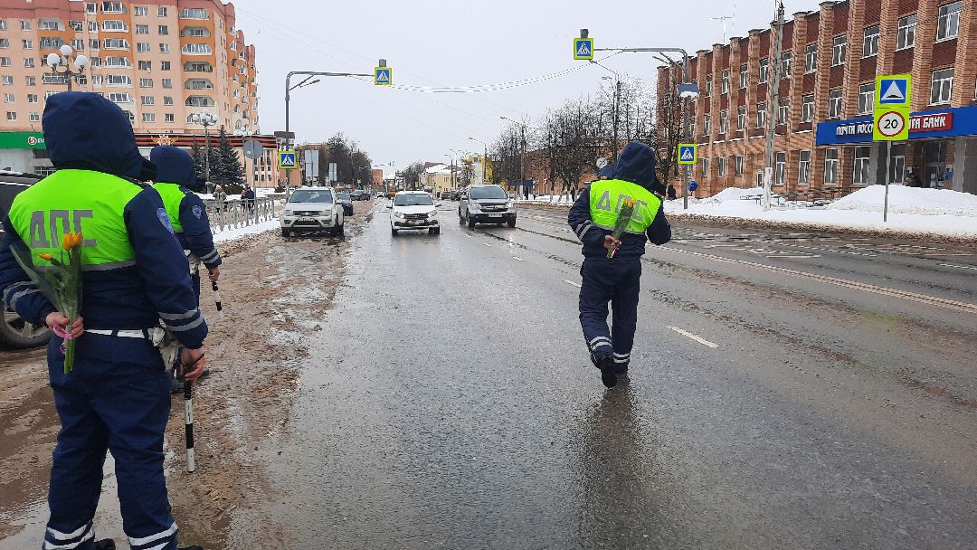 Гибдд, подарок, акция, 8 марта, автоледи, дтп, безопасность, инспектор, ДПС, транспорт, Наро-Фоминск