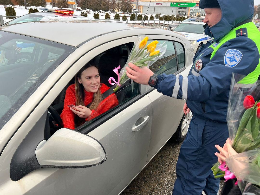 Гибдд, подарок, акция, 8 марта, автоледи, дтп, безопасность, инспектор, ДПС, транспорт, Наро-Фоминск