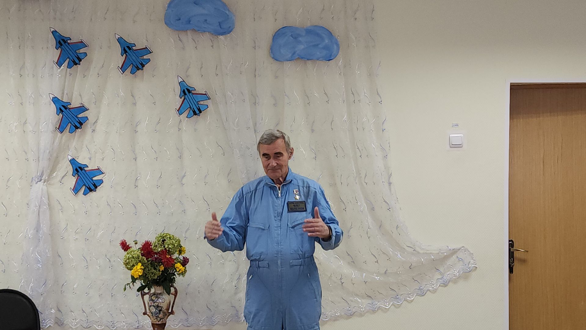 Заслуженный летчик-испытатель, детский сад 15, Щепетков, Мансветова, встреча, крокодилы,