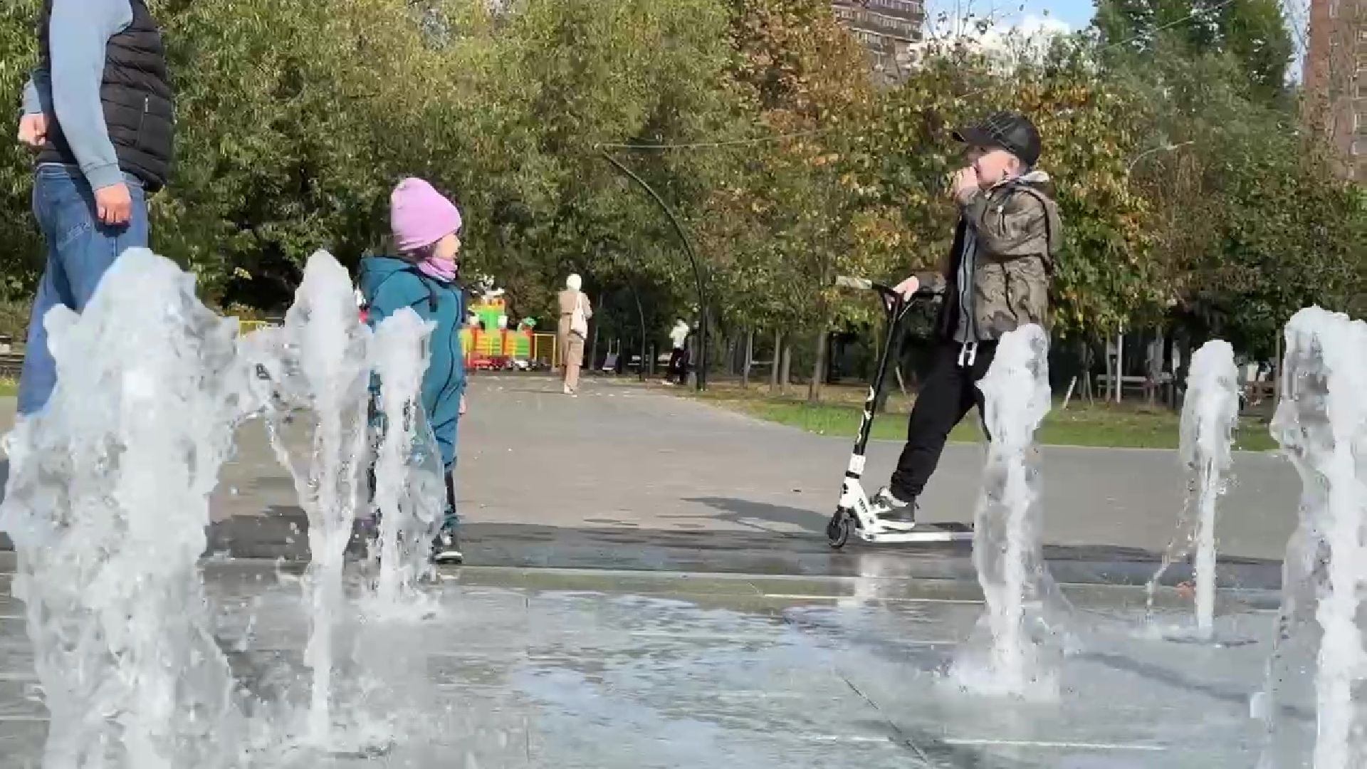 Реутов, парк, благоустройство, перголы, фонтан, деревья,