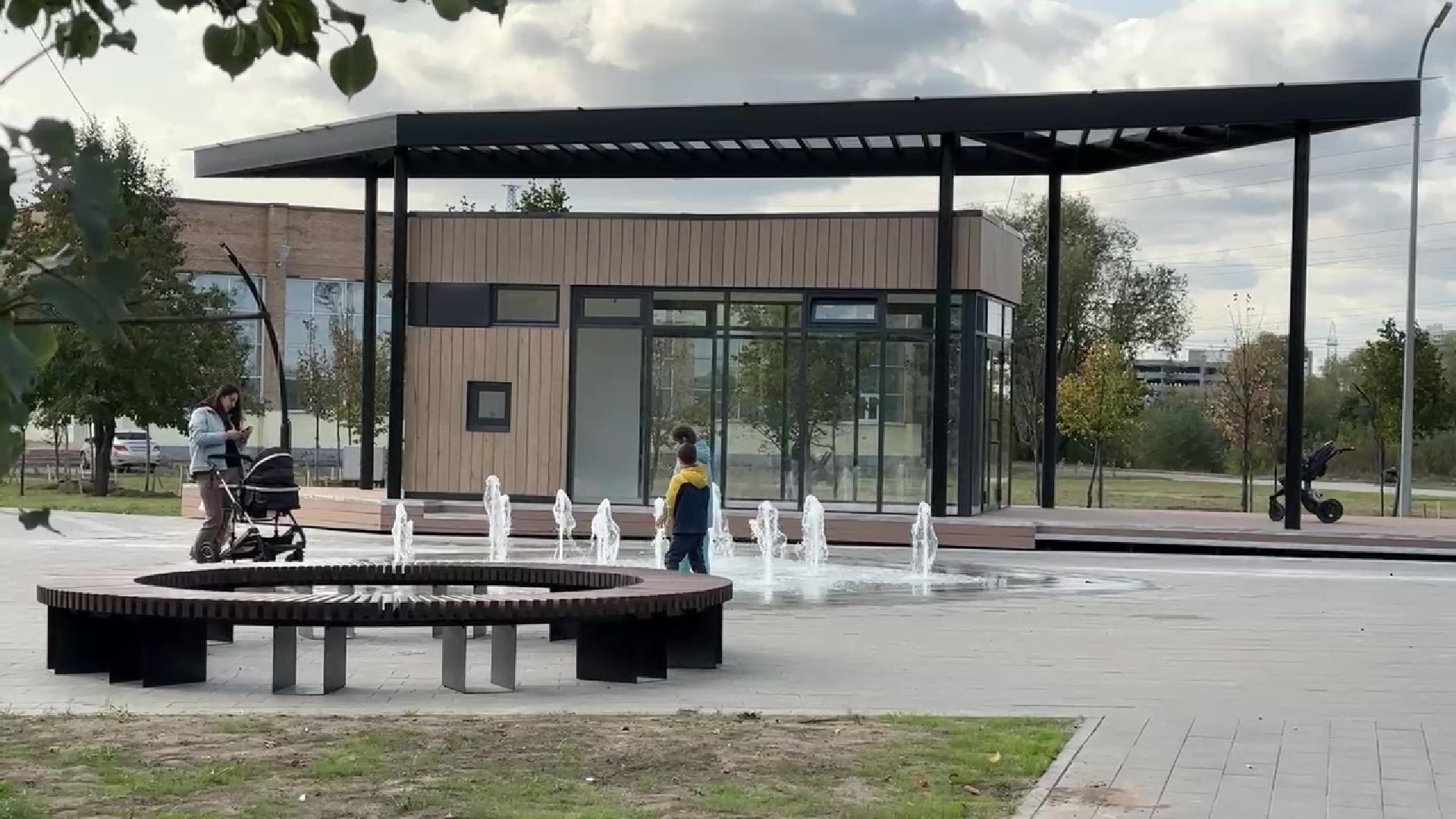 Реутов, парк, благоустройство, перголы, фонтан, деревья,