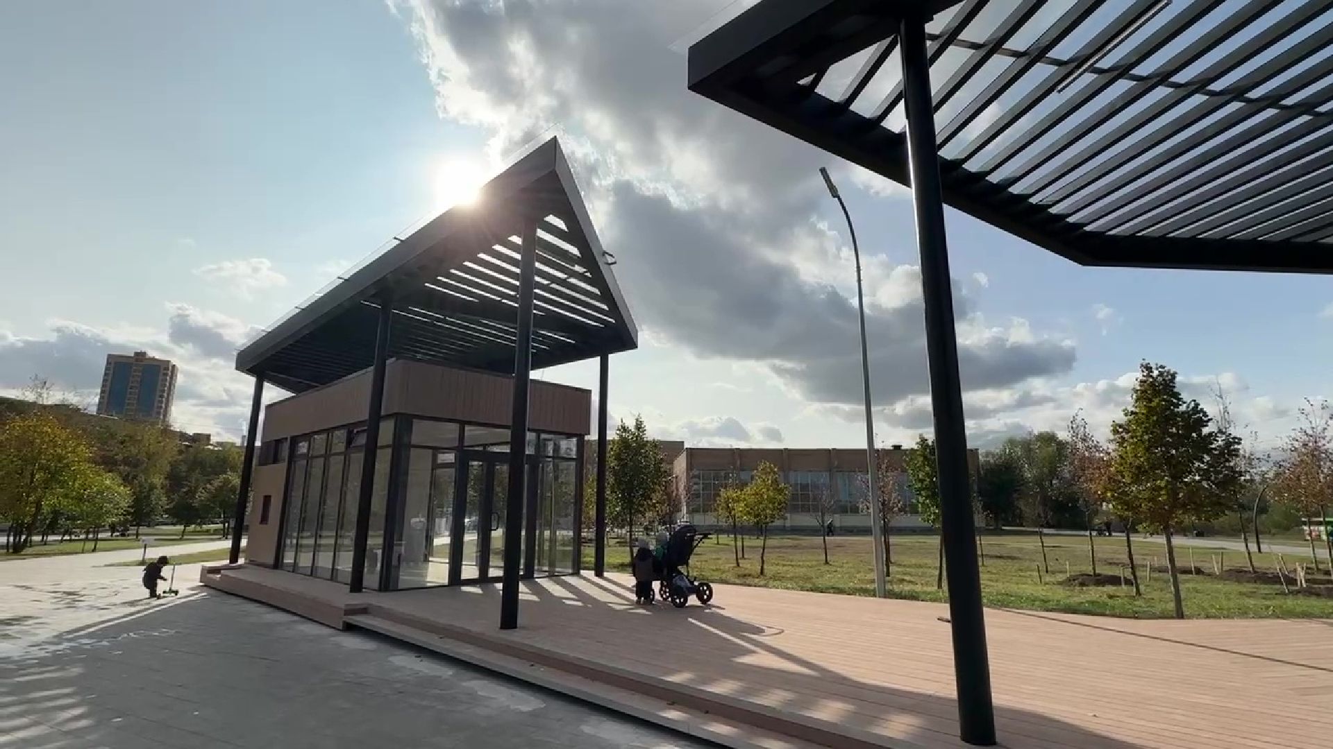 Реутов, парк, благоустройство, перголы, фонтан, деревья,