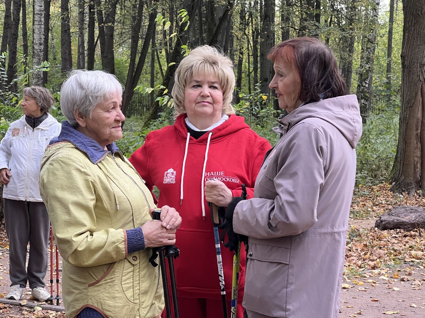 химки, активное долголетие, скандинавская ходьба, пожилые люди,
