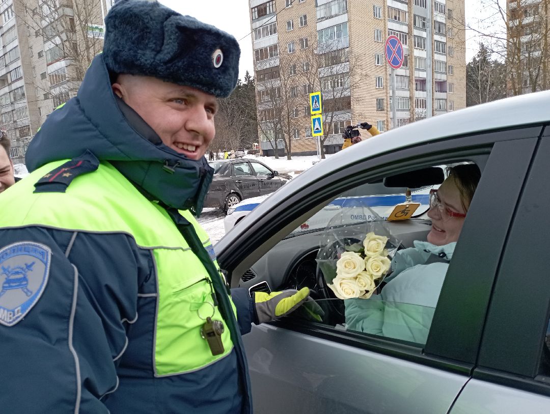 цветыдляавтоледи авторадио госавтоинспекция международныйженскийдень Дубна Подмосковье