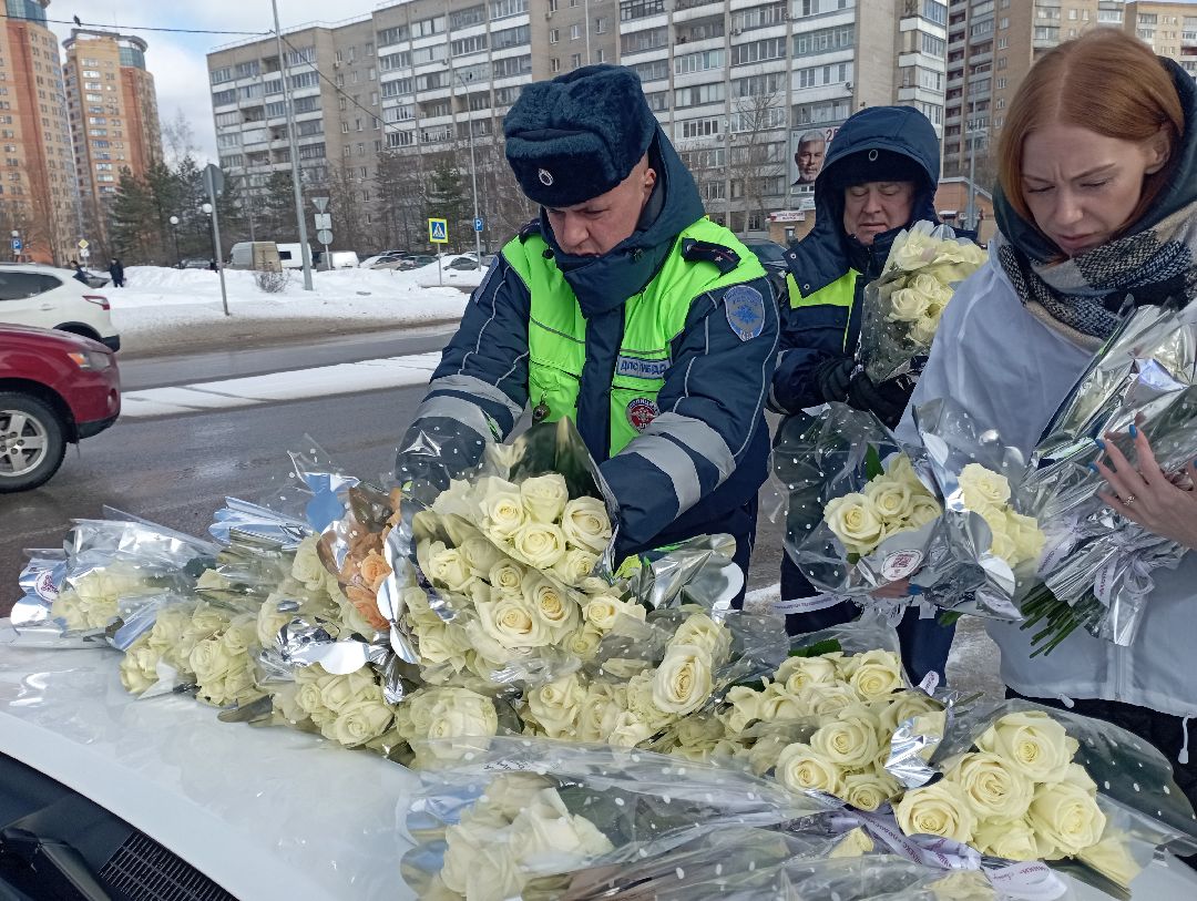 цветыдляавтоледи авторадио госавтоинспекция международныйженскийдень Дубна Подмосковье